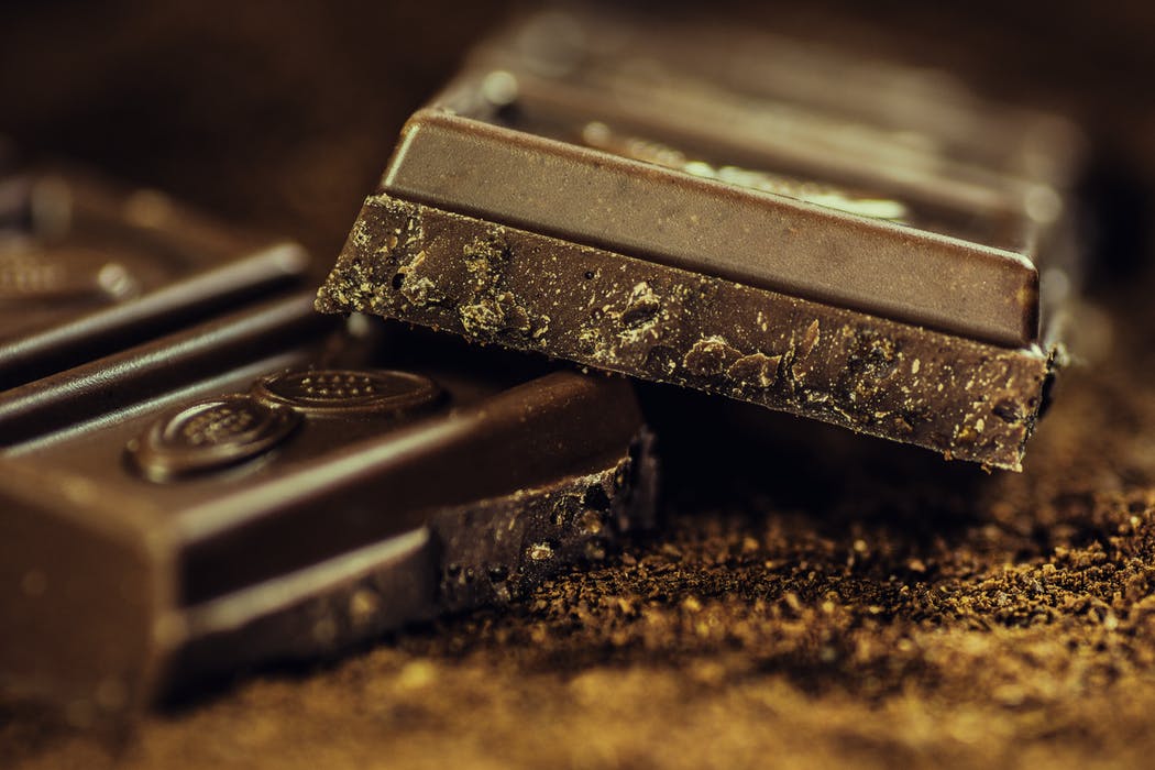Bitar av mörk choklad